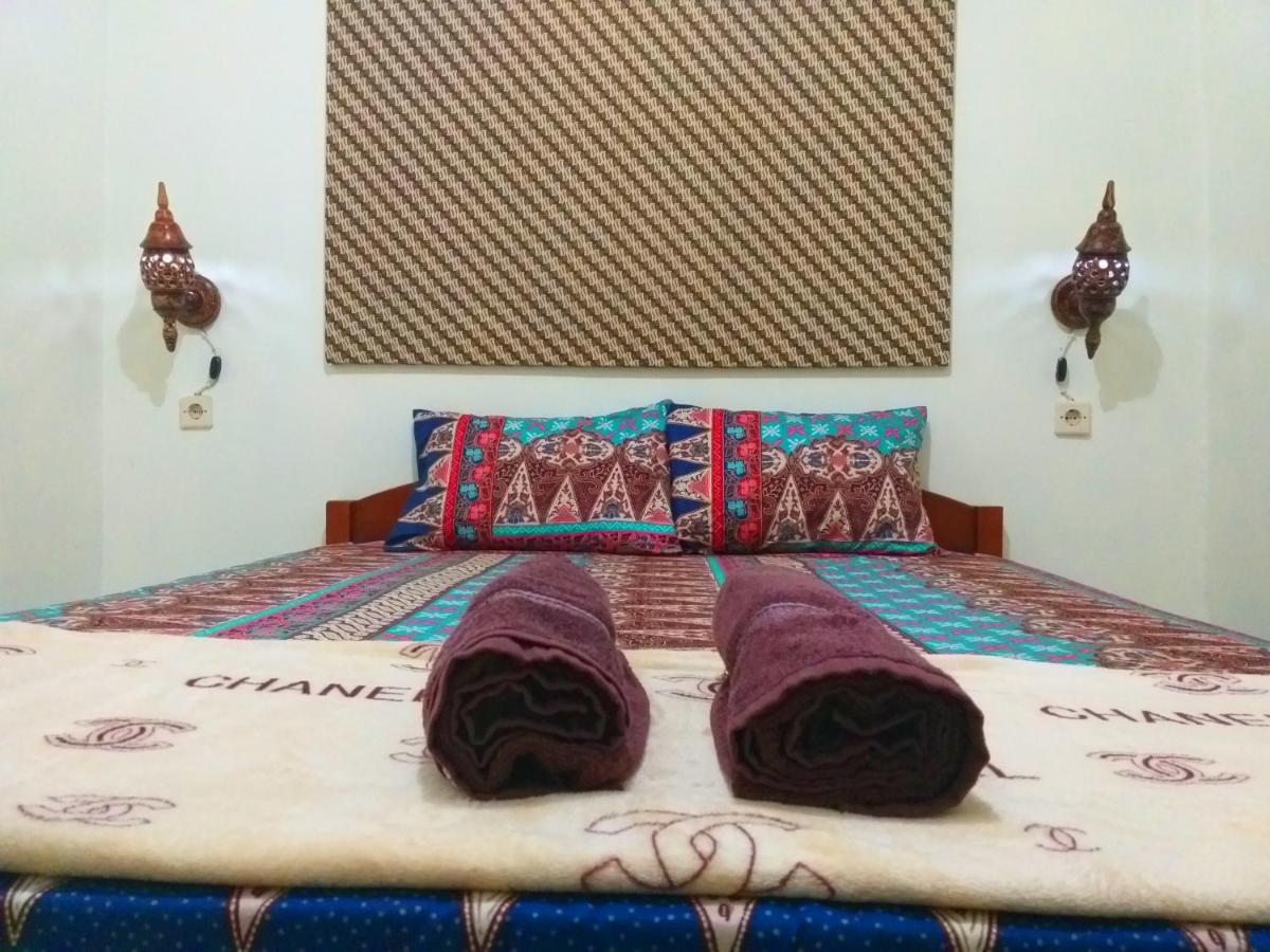 Ngampilan Backpacker Hostel ジョグジャカルタ エクステリア 写真