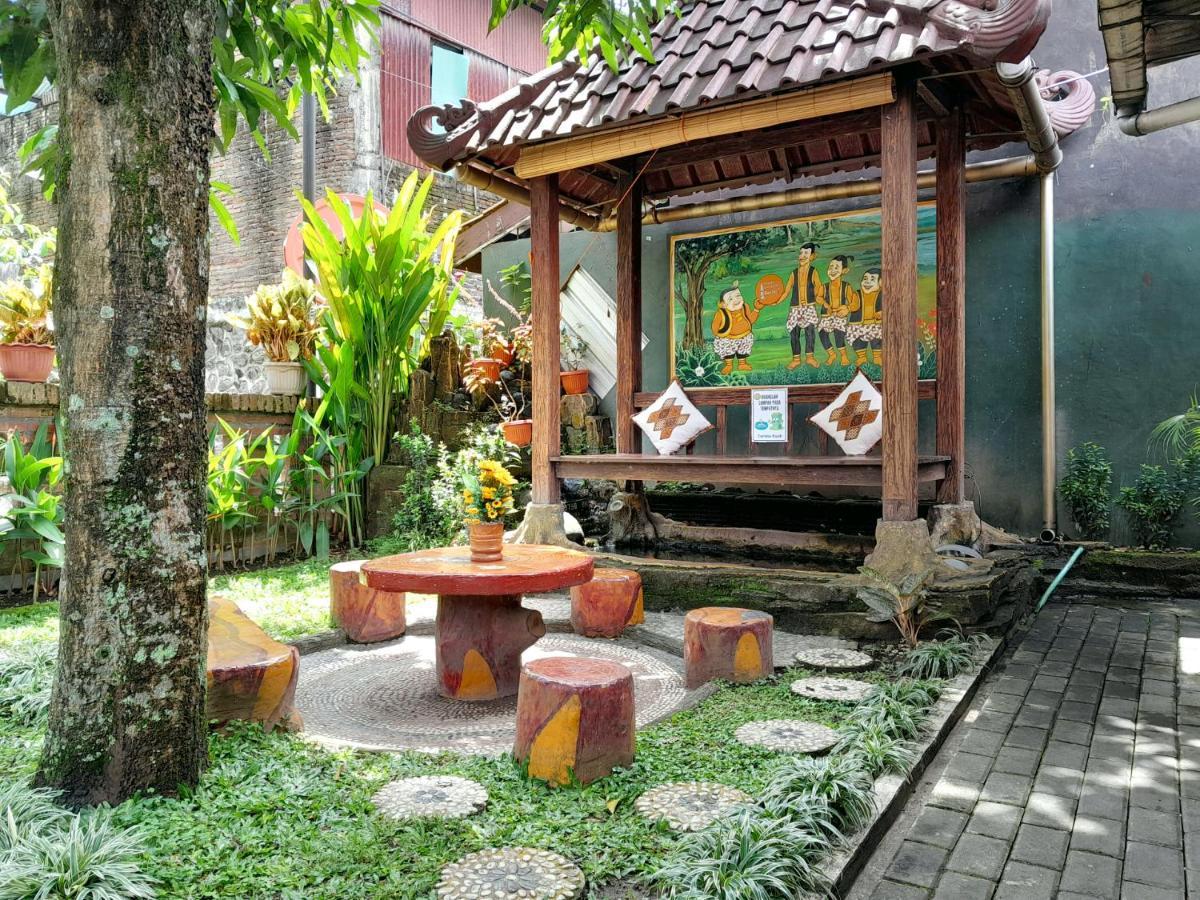 Ngampilan Backpacker Hostel ジョグジャカルタ エクステリア 写真