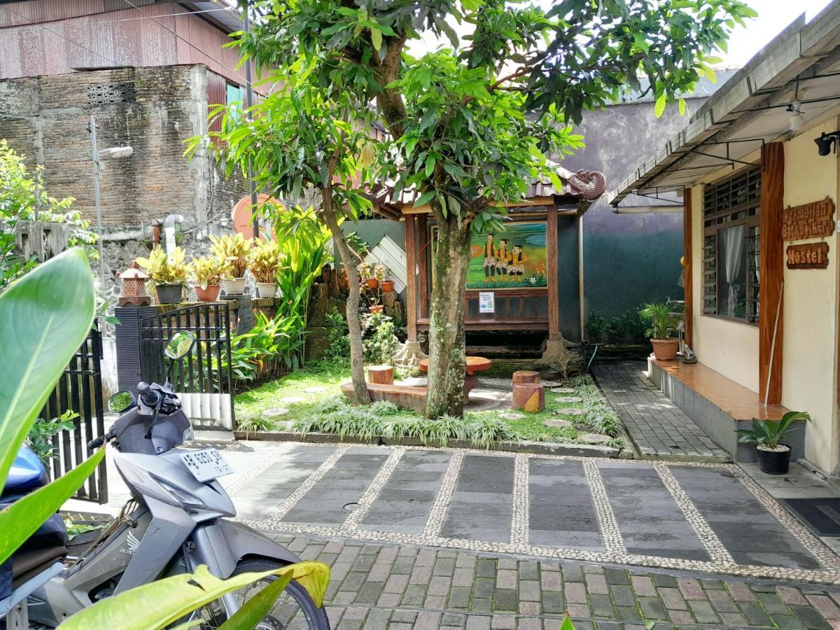 Ngampilan Backpacker Hostel ジョグジャカルタ エクステリア 写真