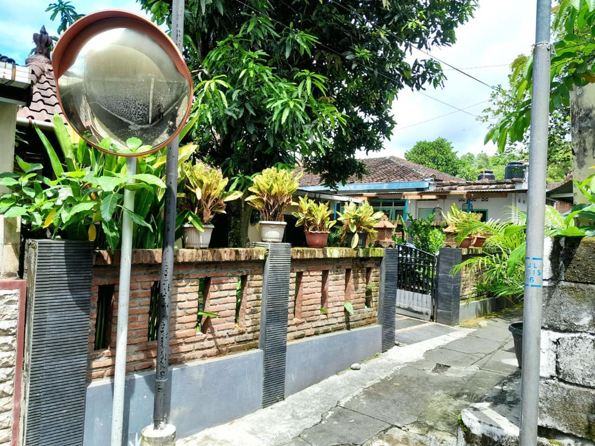 Ngampilan Backpacker Hostel ジョグジャカルタ エクステリア 写真